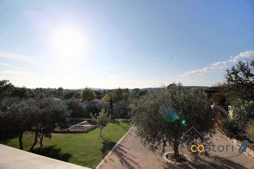 Maison 300 m² à Trans-En-Provence  - photo 2
