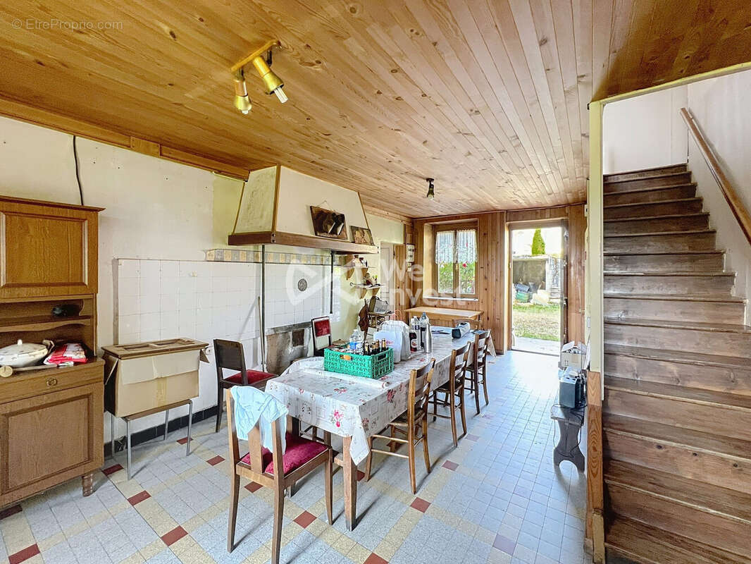 Cuisine et escalier vers chambres - Maison à SAINT-SAVIN