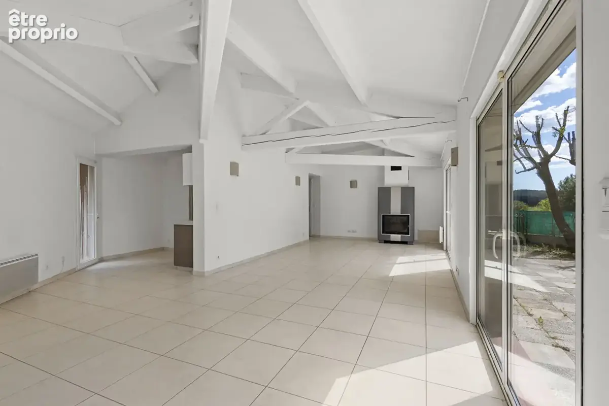 Maison de plain-pied, belle hauteur sous plafond, Environnement verdoyant. - photo 2