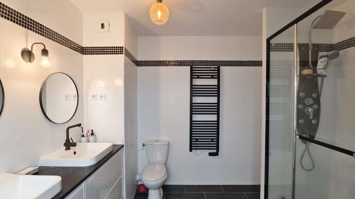 Salle d&#039;eau SDE - Appartement à LOGNES