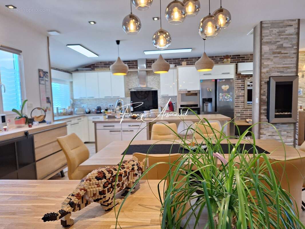 Maison à CHAMPAGNE-LES-MARAIS