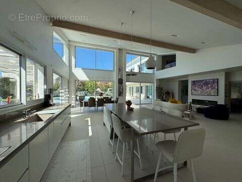 Maison 370 m² à Saint-Cyr-Sur-Mer  - photo 3