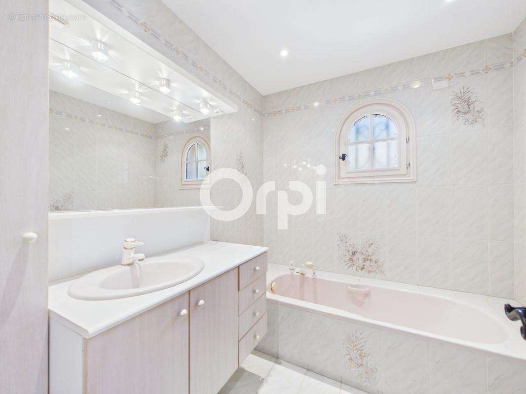 Villa individuelle a rafraichir - habitation + dependance + garage + annexes - vue imprenable - piscine a renover - terrain clos - photo 12
