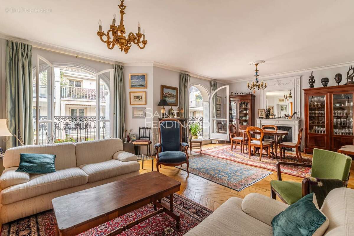 Appartement à PARIS-16E