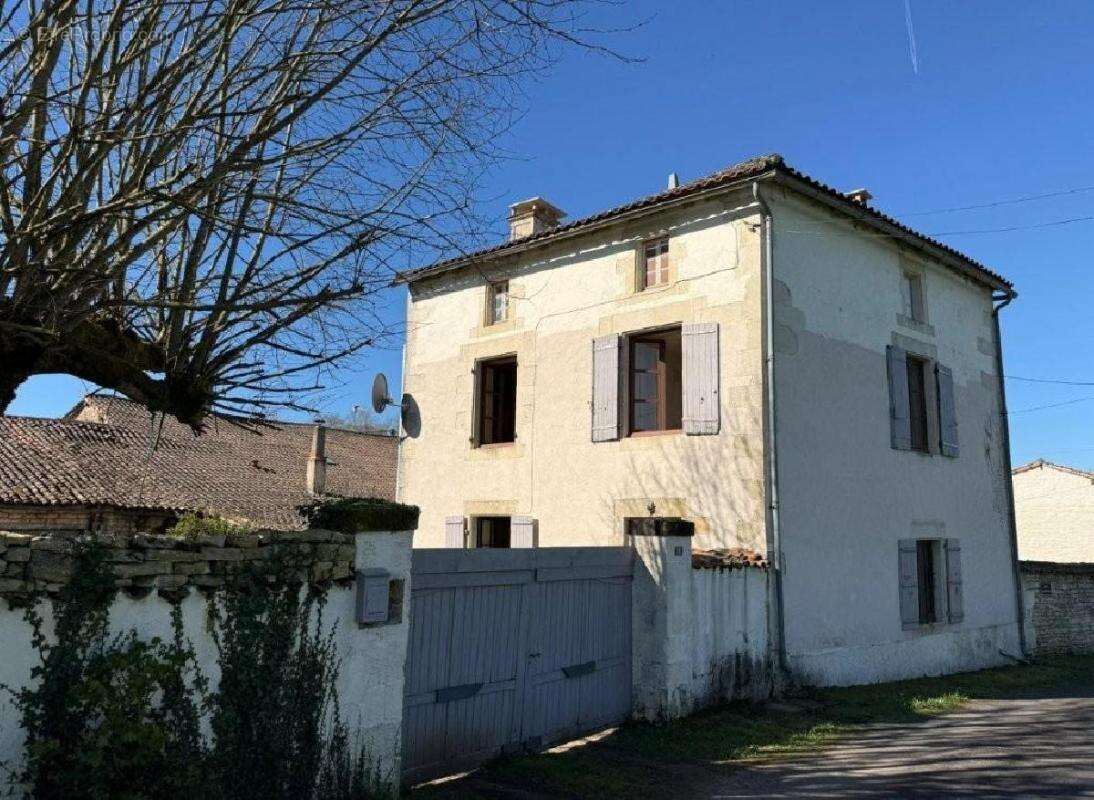 Maison 86 m² à Villefagnan  - photo 2