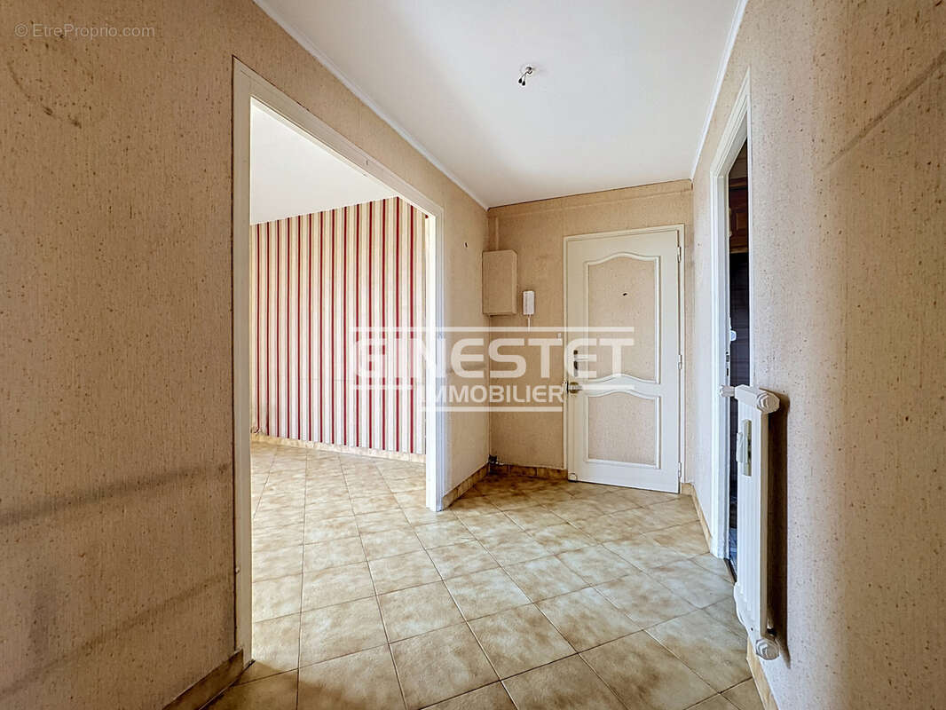 Saint andre les vergers - t5 a renover avec balcon et cave - photo 5