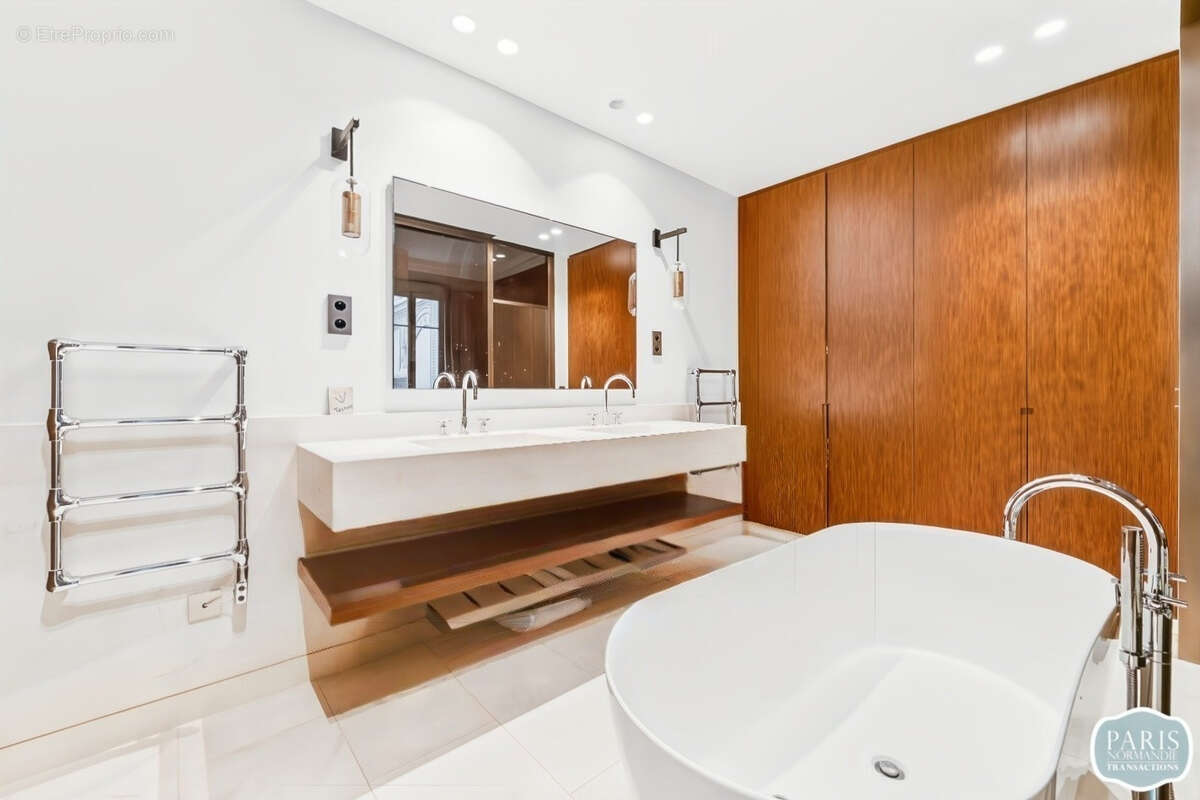 Appartement à PARIS-17E