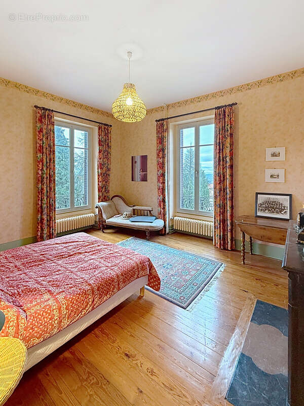 Maison à SAINT-BONNET-LE-CHATEAU