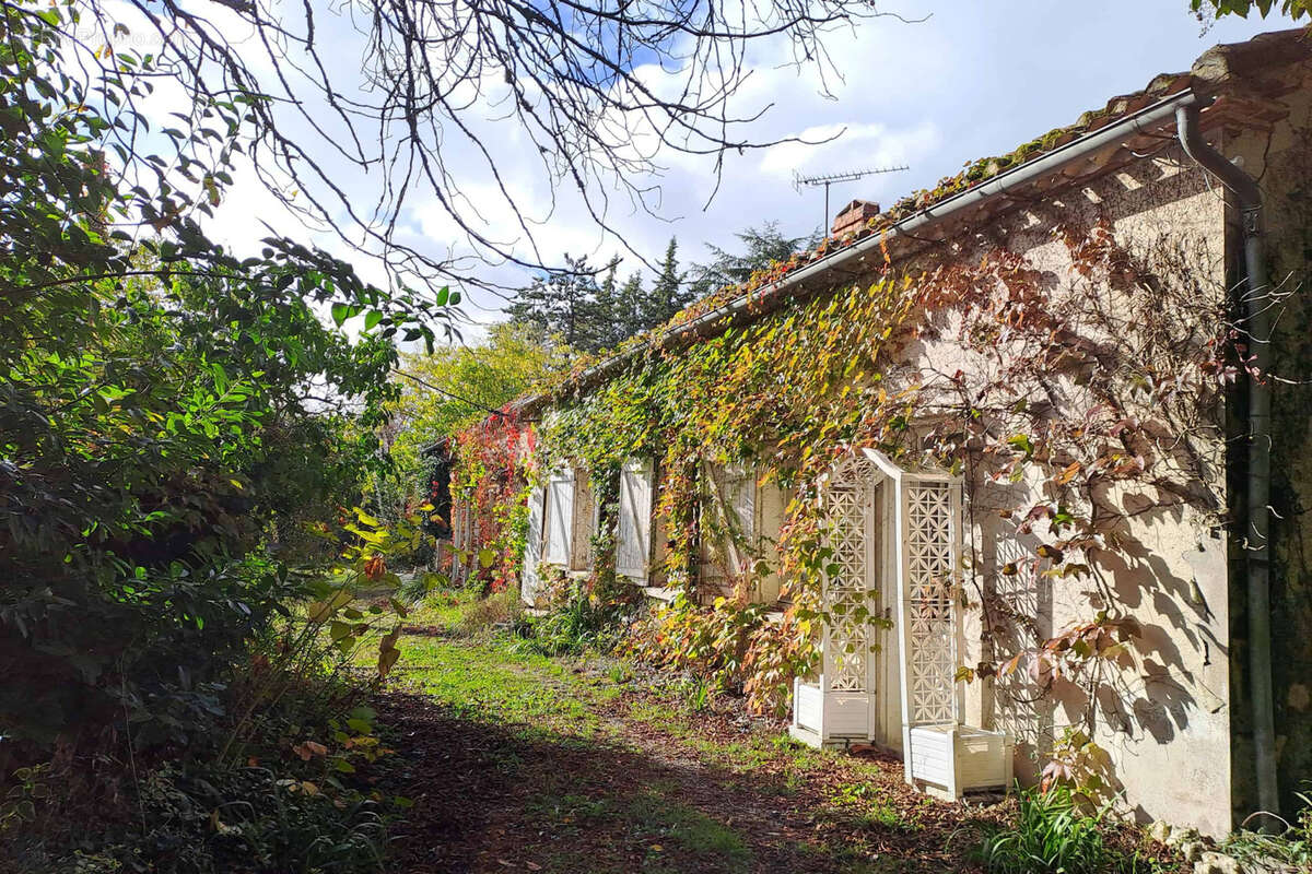 Stone property for renovation - photo 3