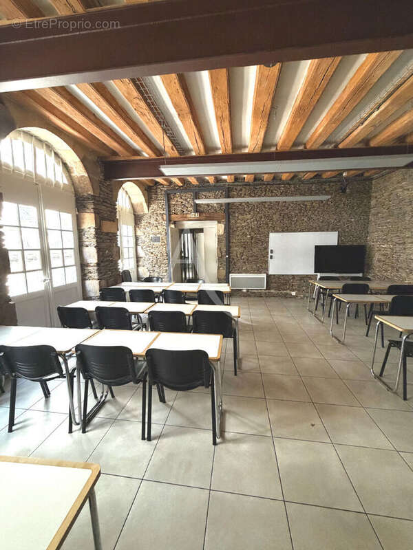 Opportunité à saisir, idéal commerçant, restaurateur ou activité libérale, local commercial de caractère dans copropriété histor - photo 2