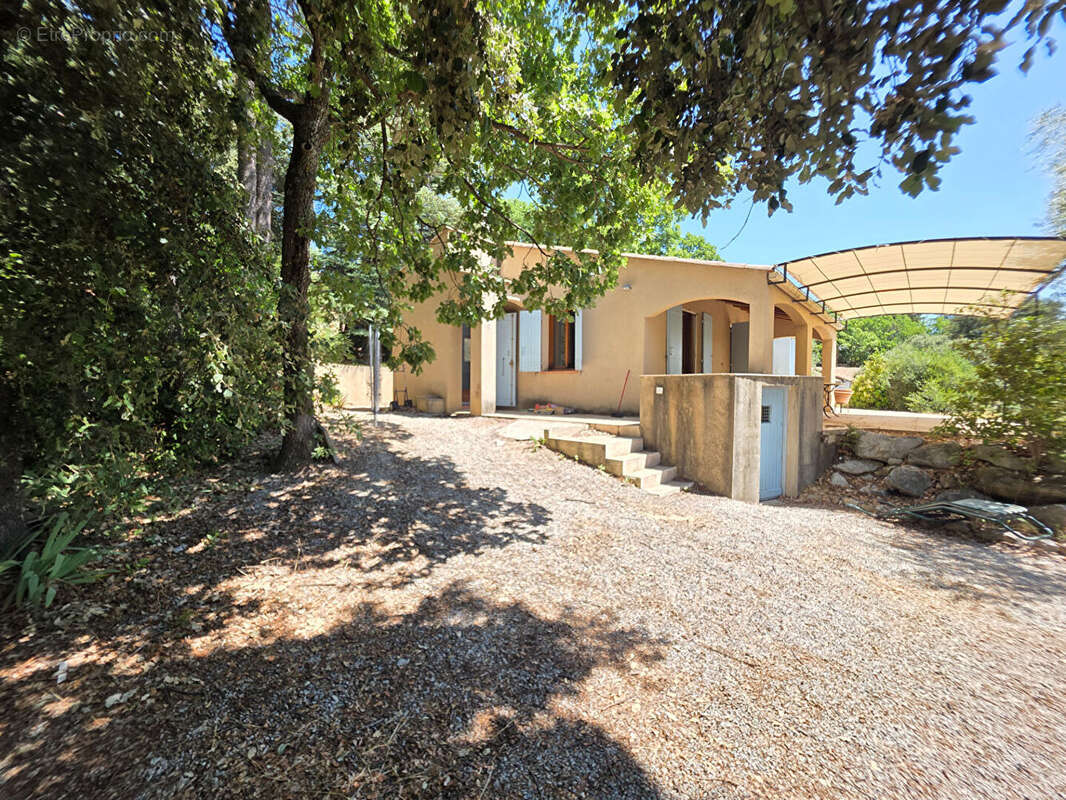 Greoux les bains  maison plain pied avec terrain de 2500m². - photo 2