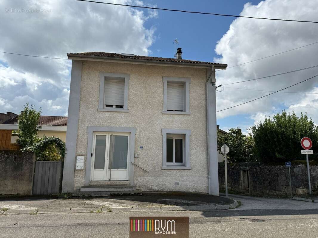 Entré principale du bâtiment - Appartement à PONT-D&#039;AIN