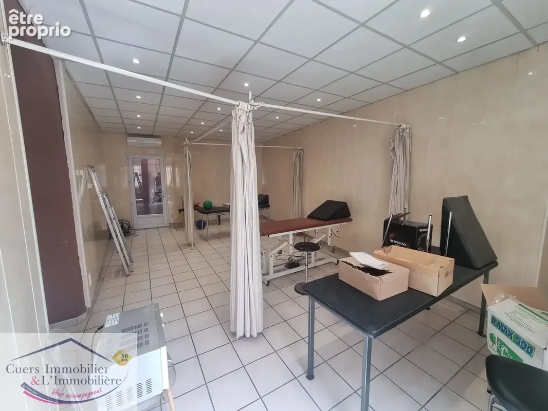 Sollies-pont local commercial d'environ 85m2 avec cour exterieur - photo 9