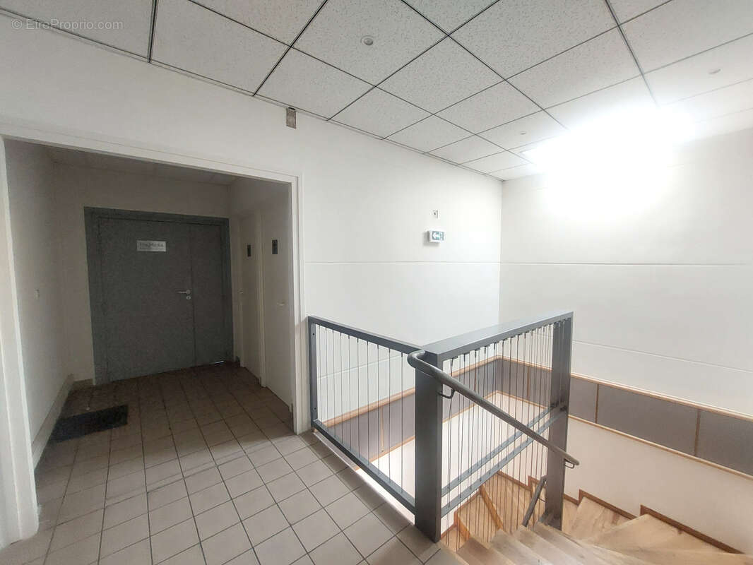 Bureaux climatisés 65 m2 avec parking à LIMAS - sortie A6 SUD - photo 7