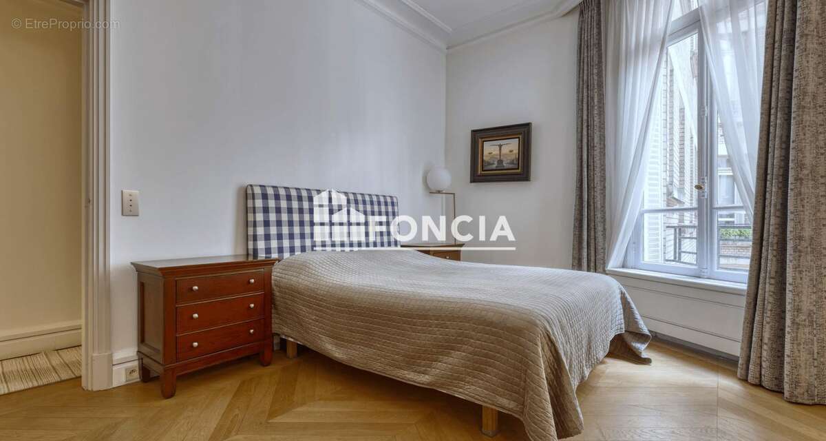 Appartement à PARIS-16E