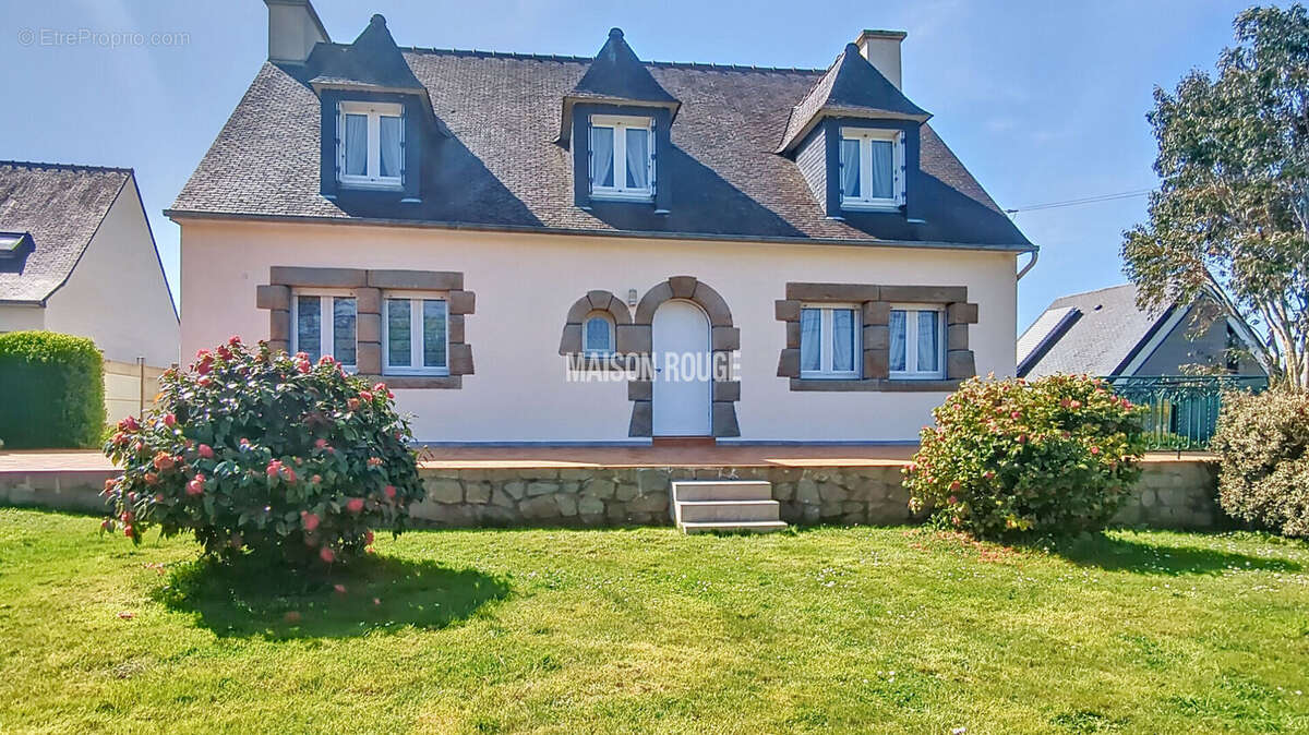 Maison à LA ROCHE-DERRIEN