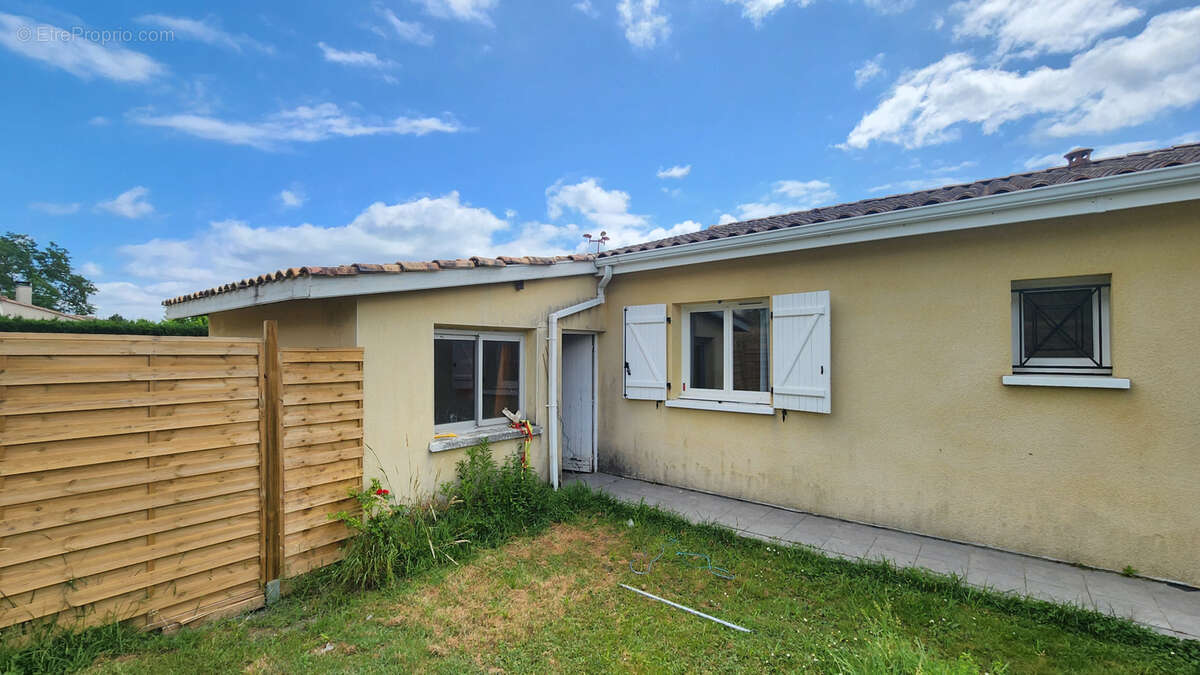 Maison à SAINT-YZAN-DE-SOUDIAC