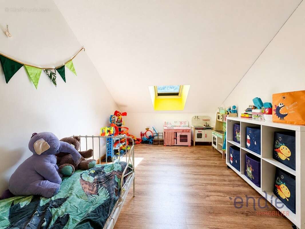 Spacieuse maison familiale de 226 m² avec sept chambres et piscine - photo 7
