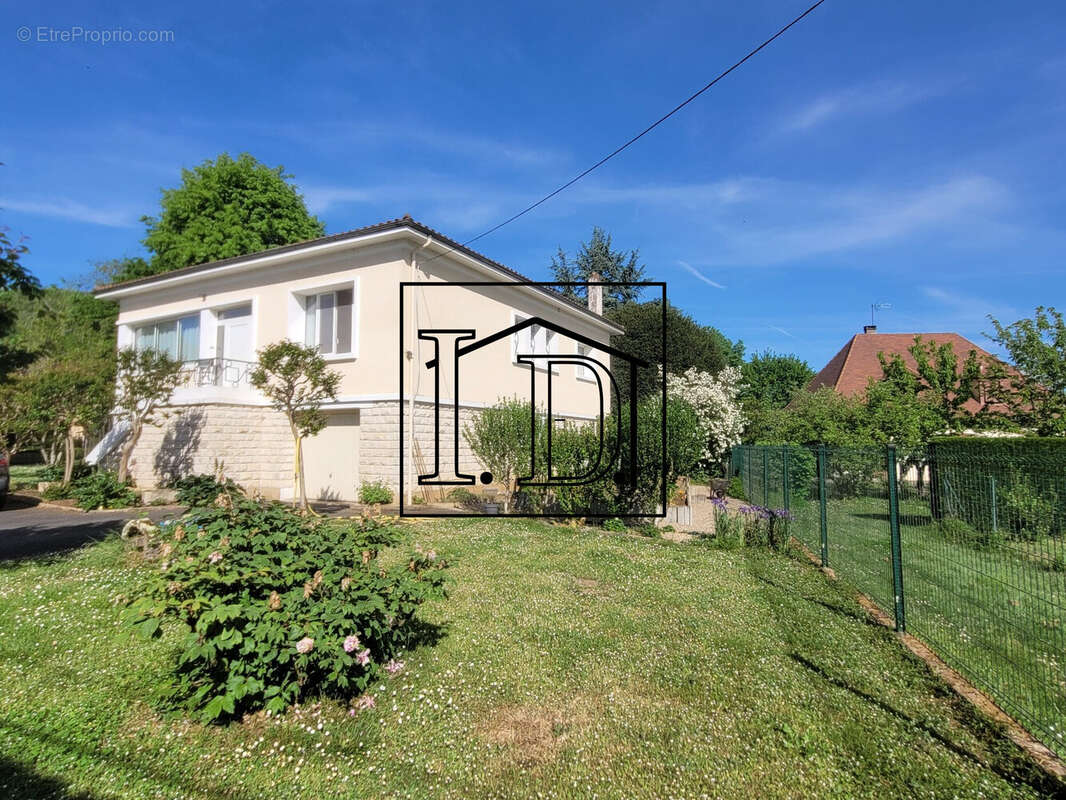 Maison à LE BUISSON-DE-CADOUIN