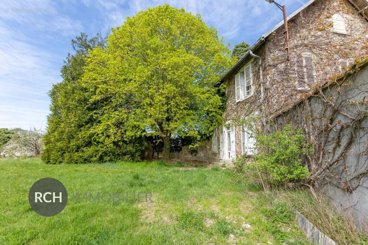 Maison à LA QUEUE-LES-YVELINES
