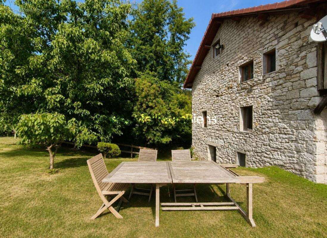 Maison à SAINT-GENIS-POUILLY