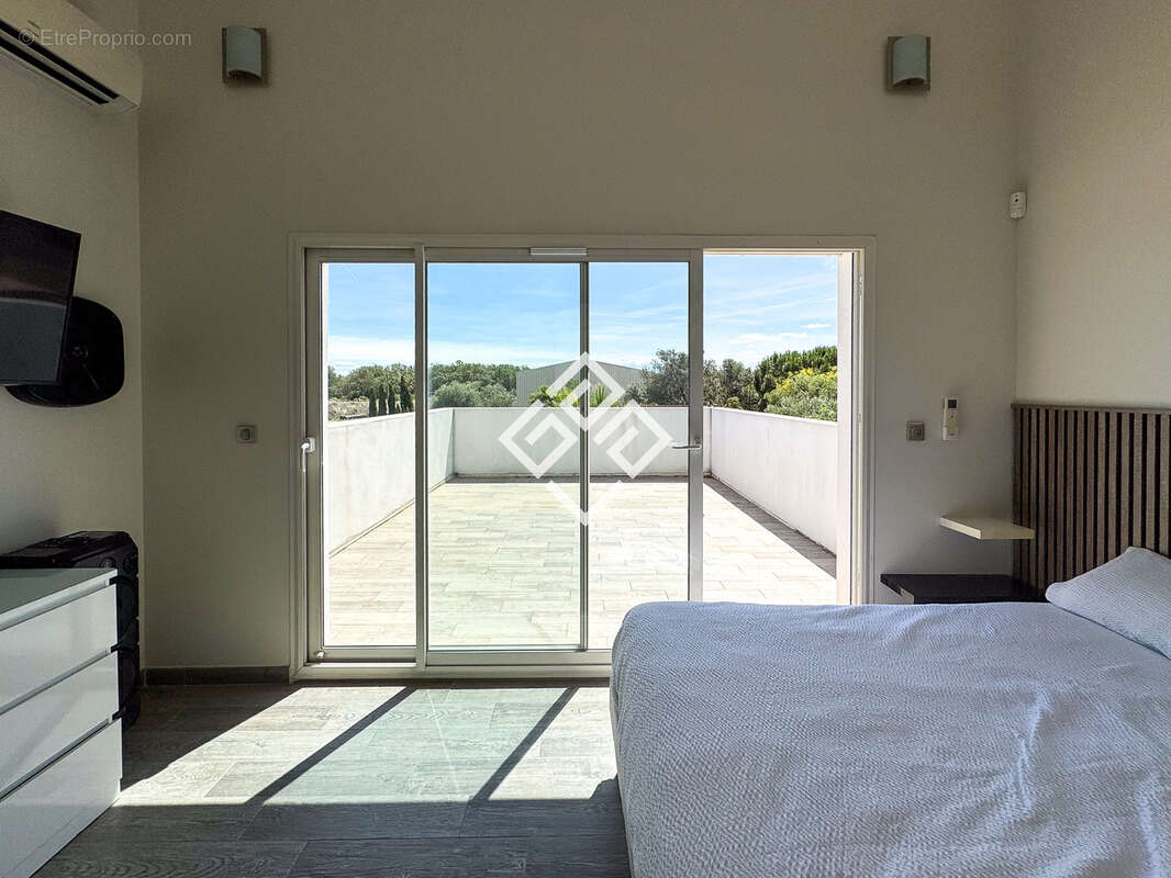LUCIE - Villa de Standing avec Piscine, Jacuzzi, Pool House & Dépendances - photo 16