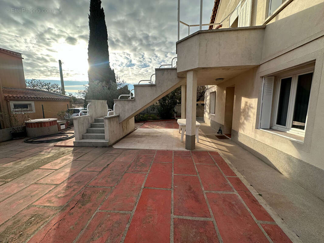 Maison à SAINT-MITRE-LES-REMPARTS