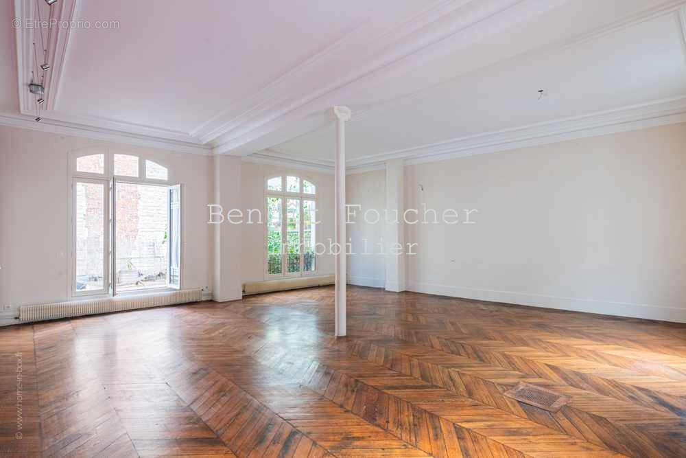 Paris 20ème limite 11ème, Ménilmontrant, 230m2 comme une maison avec deux terrasses. - photo 3