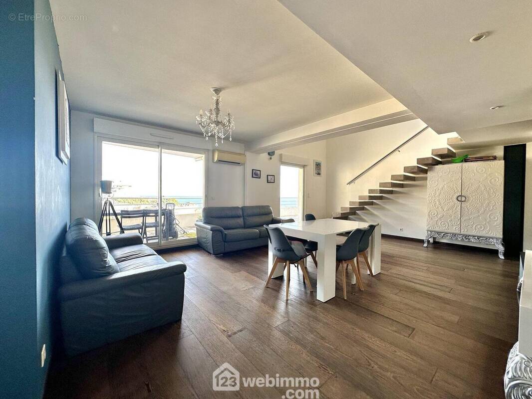 Séjour contemporain de 32 m2 - Appartement à SAN-MARTINO-DI-LOTA