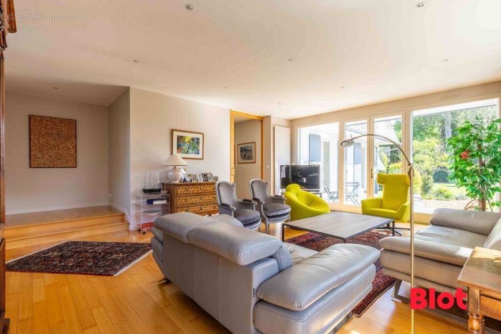 Maison 195 m² à Saint-Gregoire  - photo 2