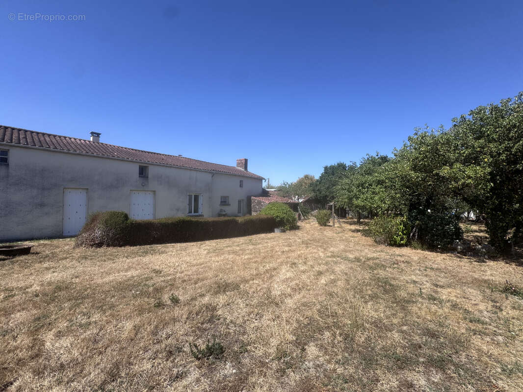 Ensemble immobilier - 2 maisons d'habitation - grange - dépendances - terrain 3453 m2 - photo 19