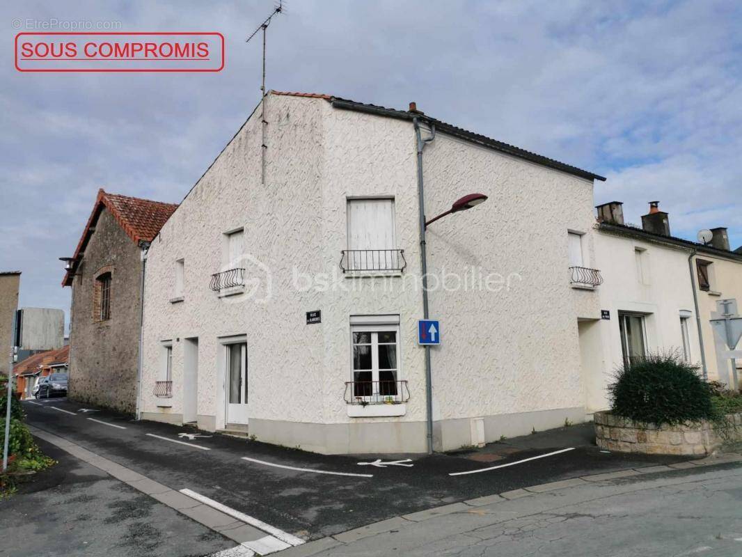 Maison à LA CHAPELLE-ROUSSELIN