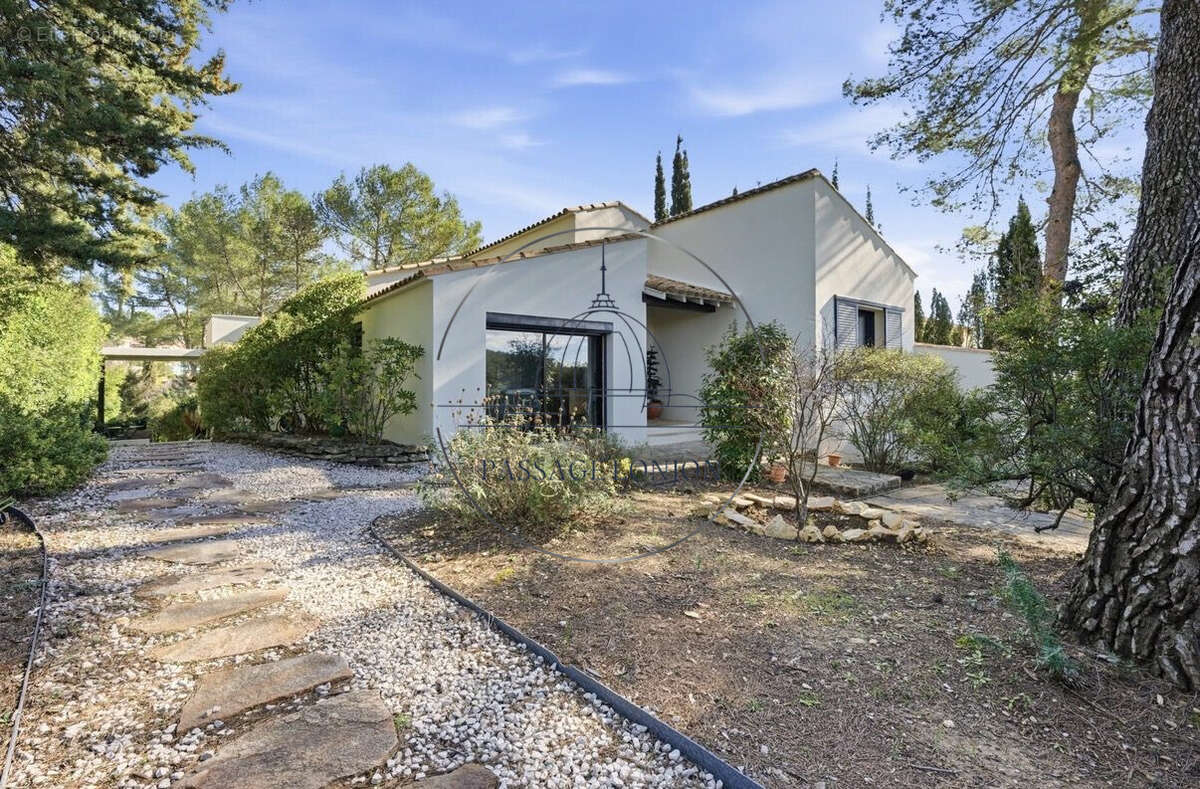 Maison à SAINT-CLEMENT-DE-RIVIERE