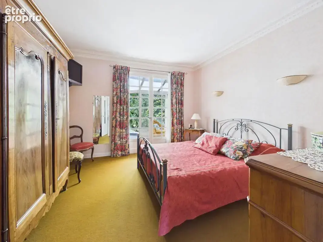 Maison de 179 m2 à Loudun , 5 chambres, grand jardin arboré, garage, vaste sous sol - photo 6