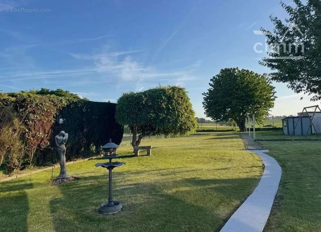 Maison individuelle rénovée avec jardin, vue dégagée et prestations de qualité - photo 16