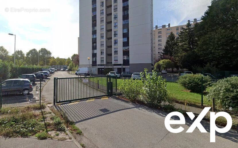 Parking à LE PONT-DE-CLAIX