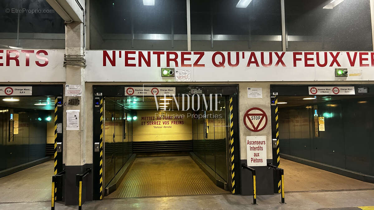 Parking à PARIS-2E