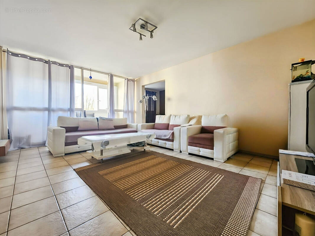 Appartement à SAVIGNY-LE-TEMPLE