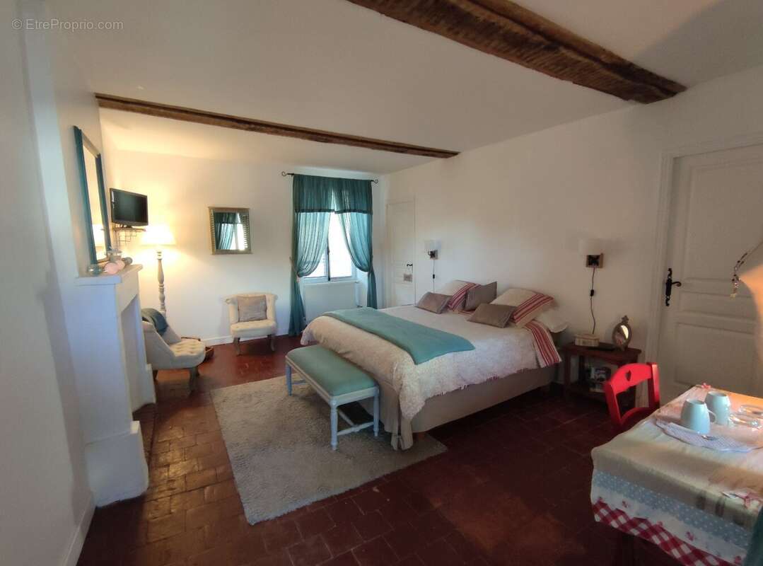 Belle demeure de 446 m² hab datant du 13ème et 17ème siécle avec nombreuses dépendances - photo 7