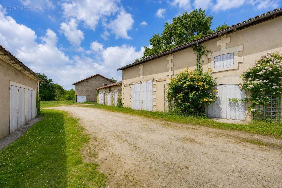 Maison de 9 pièces de 250 m² à Clérac - photo 13