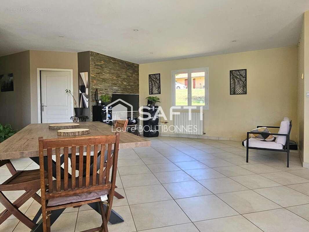 Maison 134 m² à Saint-Sulpice  - photo 2