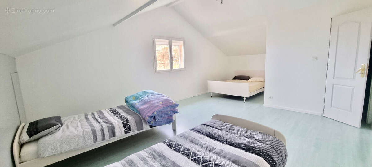 MUR-SUR-ALLIER / Maison à vendre avec 4 chambres, piscine et  grand garage ! - photo 10