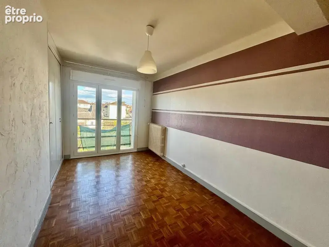 GRAY appartement T5 de 84 m², 2 balcons, garage, cave - photo 4