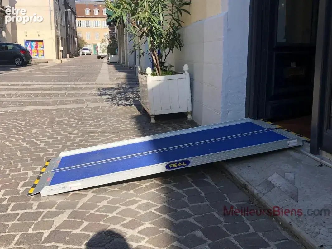 Droit au bail - Local commercial rénové de 41 m² – Rue piétonne – Terrasse – Loyer 456 €/mois - Lons le Saunier - photo 3