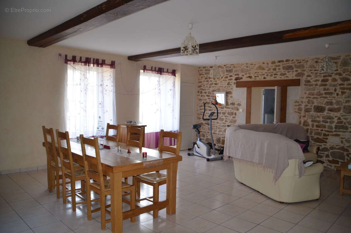 Maison à SAINT-LAURENT-DE-LA-SALLE