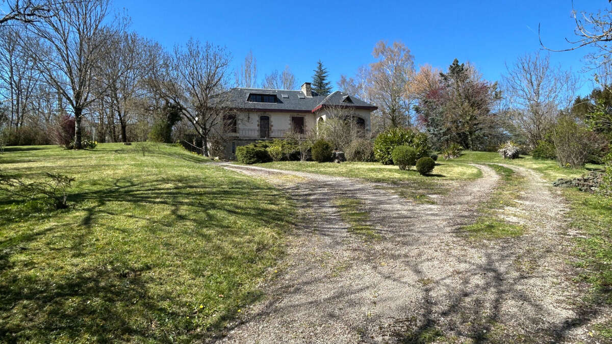 Spécial investisseur ou grande maison familiale : potentiel xxl à laissac - photo 2