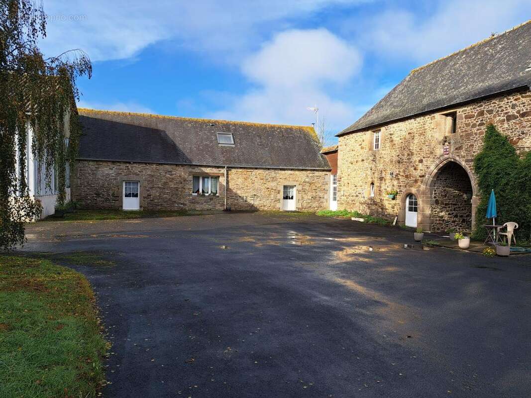 Maison à LA ROCHE-DERRIEN
