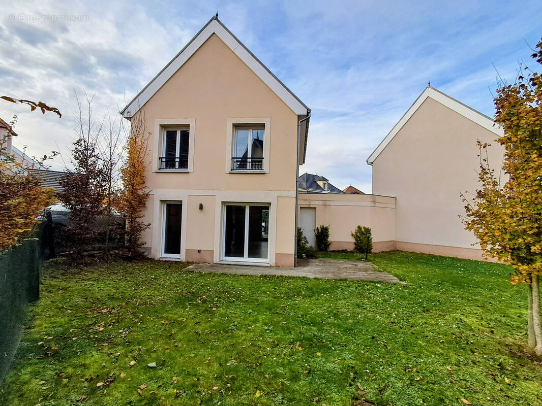 Maison à LA QUEUE-LES-YVELINES