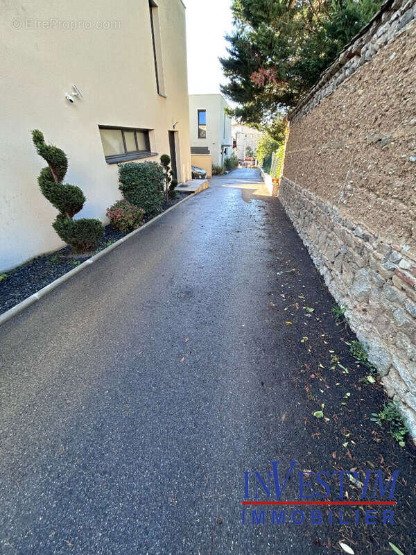 Terrain à SAINT-GENIS-LAVAL