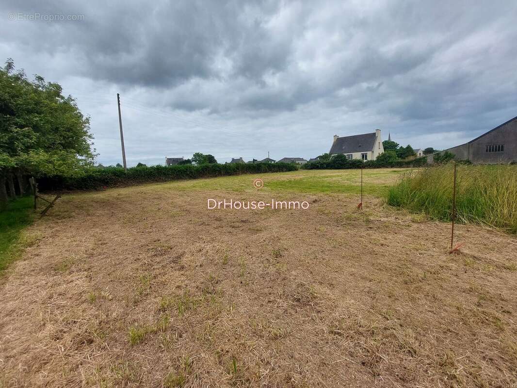 Terrain à PLOUNEVEZ-LOCHRIST